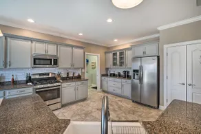 High Point Home ~ 1 Mi to Oak Hollow Lake! - Image 3