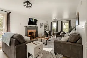 Fernwood Villa is a large family home with a five bedrooms, a pool table, a patio & a private backyard - Image 4