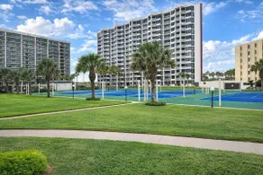 Direct beach front & Resort like heated pool - Image 4