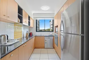 Beachside 2-Bed with Pools, Gym, BBQ and Parking - Image 3