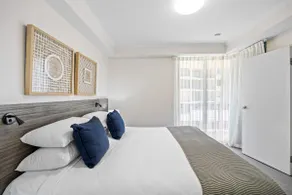 Beachside 2-Bed with Pools, Gym, BBQ and Parking - Image 4