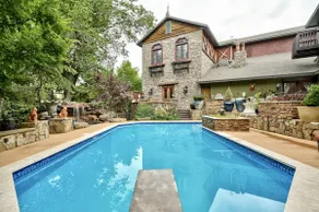 Luxurious unique Scarlet Manor castle sleeps 12 - Image 2