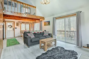 4 Mi to Tubing: Cozy Bushkill Cabin w/ Deck! - Image 5