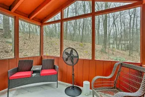 4 Mi to Tubing: Cozy Bushkill Cabin w/ Deck! - Image 2