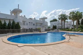 Charmant appartement de vacances entièrement équipé avec piscine, internet haut débit et terrasse | Vue ville - Image 4