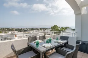 Charmant appartement de vacances entièrement équipé avec piscine, internet haut débit et terrasse | Vue ville - Image 2