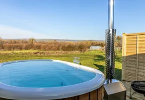 Kingston Black Glamping Pod - Hot Tub - Image 5