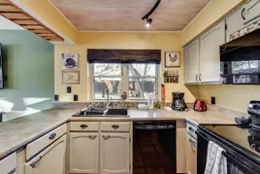 Willow Bend: 4-Bedroom Tranquil Escape - Image 5