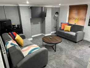 Airport Hideaway - Image 3