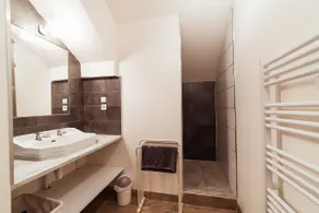 Quiet private 2-bedroom, garden, parking - Image 3