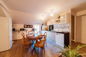 Quiet private 2-bedroom, garden, parking - Image 2
