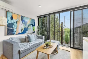Contemporary 1-Bed in the Heart of St Kilda - Image 2