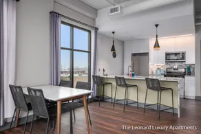 1 Queen Bedroom w/ City Views - Leonard Building - Image 4