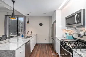 1 Queen Bedroom w/ City Views - Leonard Building - Image 5