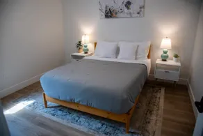 Modern Lakeside Escape | Prime Location + Parking - Image 5