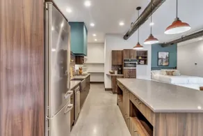Luxurious, Modern 2 Bed Downtown Star Studio - Image 3