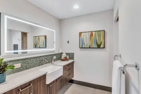 Luxurious, Modern 2 Bed Downtown Star Studio - Image 5