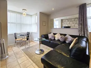 Luxury 1 Bed Apt, Beach Front with Side Sea View - Image 4