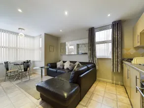 Luxury 1 Bed Apt, Beach Front with Side Sea View - Image 2
