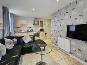 Luxury 1 Bed Apt, Beach Front with Side Sea View - Image 5