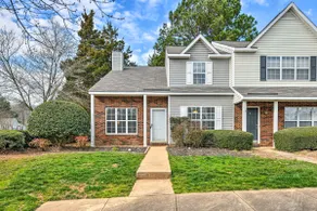 Chic Charlotte Townhome w/ Community Pool - Image 4