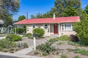 Court St. Cottage | Downtown Prineville - Image 2