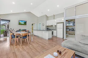 Luxury Waterfront Retreat on Murray River - Image 3