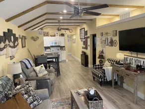 StockYards! Less than 4 minutes-Sleeps 8-Lee House - Image 3
