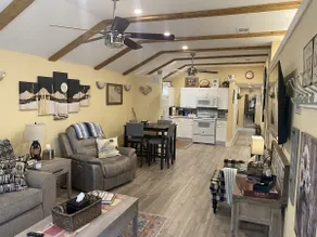 StockYards! Less than 4 minutes-Sleeps 8-Lee House - Image 2
