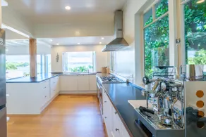 Koi Waiheke with private beach access and mooring - Image 2
