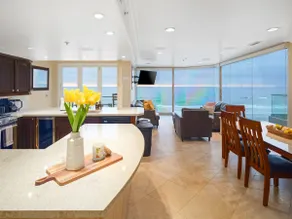 Oceanfront Penthouse: Luxury Views, A/C & Parking! - Image 5
