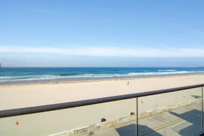 Oceanfront Penthouse: Luxury Views, A/C & Parking! - Image 2