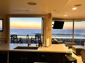 Oceanfront Penthouse: Luxury Views, A/C & Parking! - Image 4