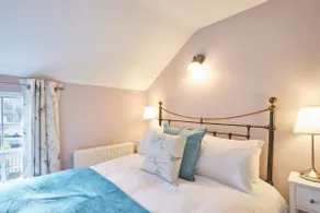 Host & Stay - Honey Cottage - Image 2
