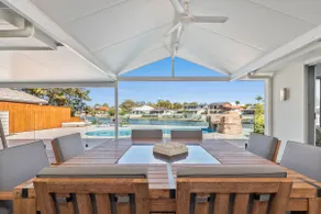 4 bedroom home on canal - Image 5