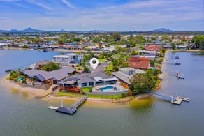 4 bedroom home on canal - Image 3