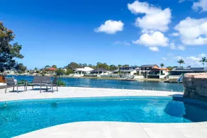 4 bedroom home on canal - Image 2