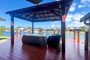 4 bedroom home on canal - Image 4