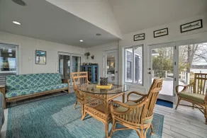Spacious, Peaceful Lake House w/ Sandy Beach - Image 5