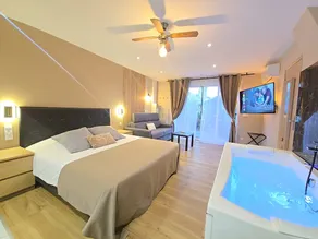 APPT: Jacuzzi, terrace, closed parking - Image 2
