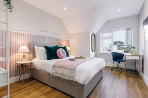Homely Penthouse w/ Balcony, Free Parking & Wi-Fi - Image 2