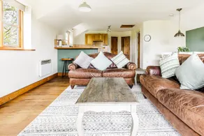 Coach house apartment with balcony - Image 3