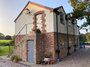 Coach house apartment with balcony - Image 2