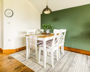 Coach house apartment with balcony - Image 5
