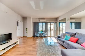 Chic Designer Apartment with Sea Views, Wi-Fi and Air Conditioning - Image 5