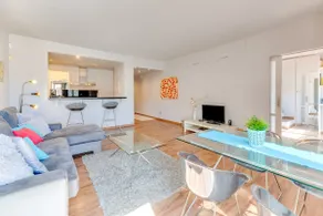 Chic Designer Apartment with Sea Views, Wi-Fi and Air Conditioning - Image 2
