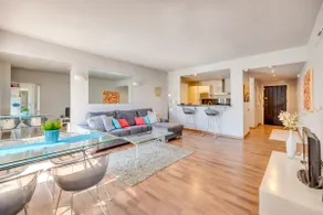 Chic Designer Apartment with Sea Views, Wi-Fi and Air Conditioning - Image 4