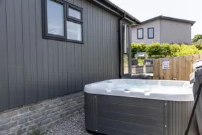 Rose Lodge, 21 Roadford Lake Lodges - Hot Tub, Free Parking and WiFi, Short Walk to Lake - Image 3