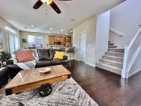King Bed · Garage · 10 Min to Airport & Downtown - Image 5