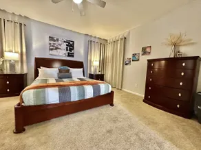 King Bed · Garage · 10 Min to Airport & Downtown - Image 2